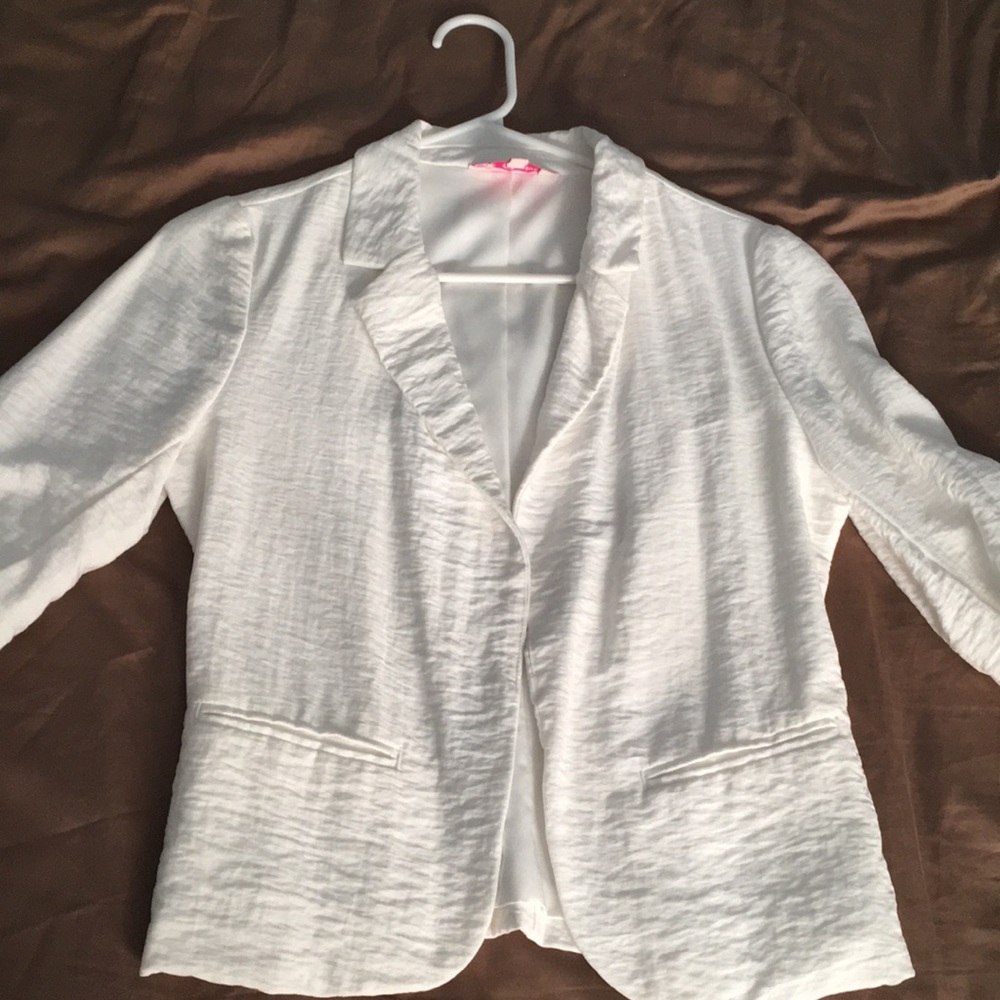 Gently used juniors Medium off white blazer.